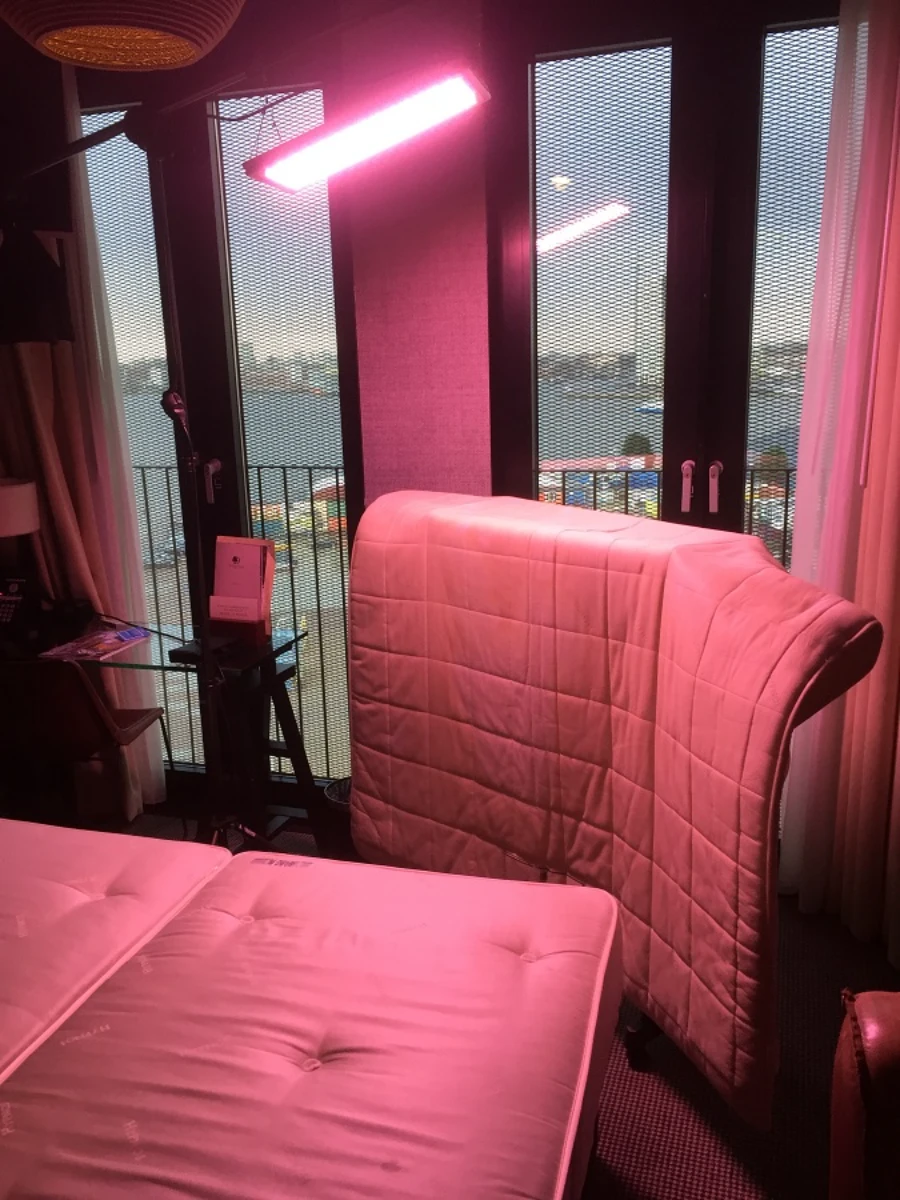 Matrasreiniging in een moderne hotelkamer